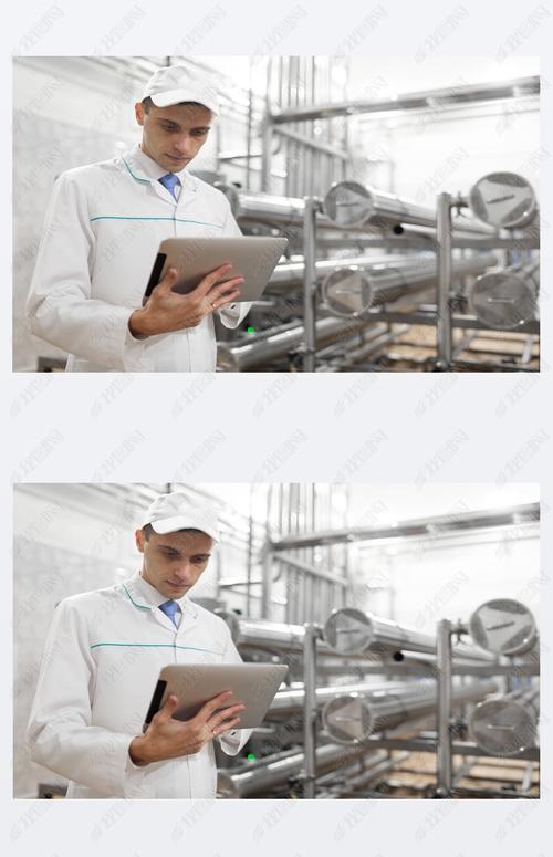 原创在乳品厂手里拿着一片平板电脑的技术人员版权可商用